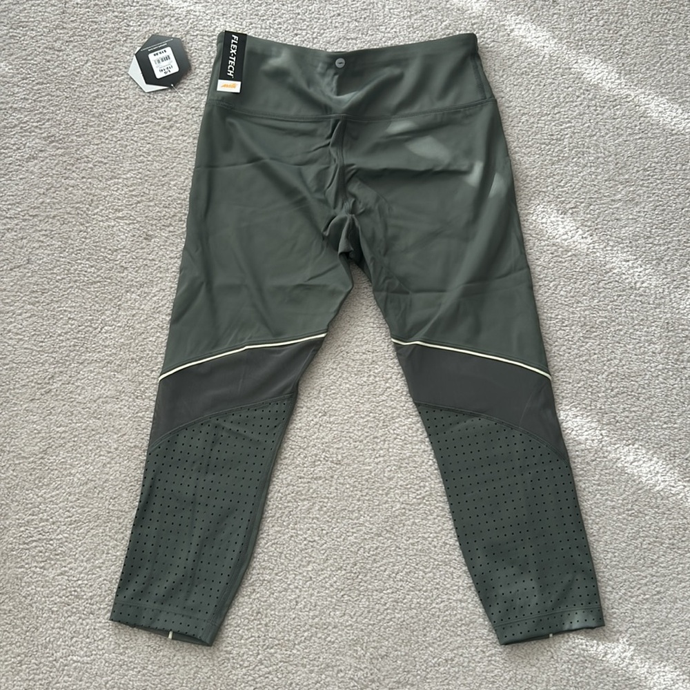 Women’s Avia flex-tech workout capris size L NWT - Picture 2 of 6